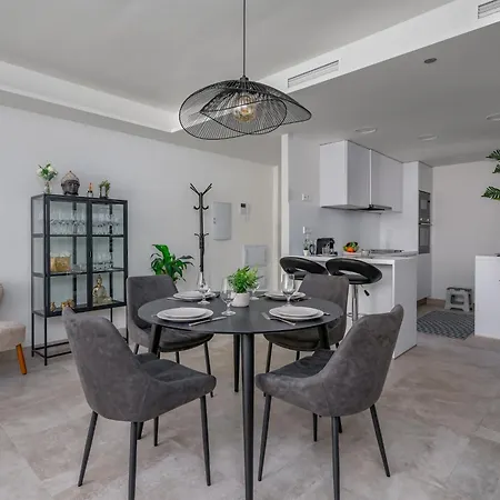 Lica Infinity Collection Penthouse Altana Εστεπόνα